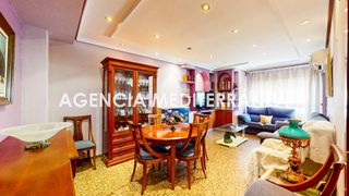 Flat in Zona Avenida al Vedat. Piso en venta en torrent, con tres habitaciones y dos baños.