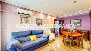 Flat in Zona Avenida al Vedat. Piso en venta en torrent, con tres habitaciones y dos baños.
