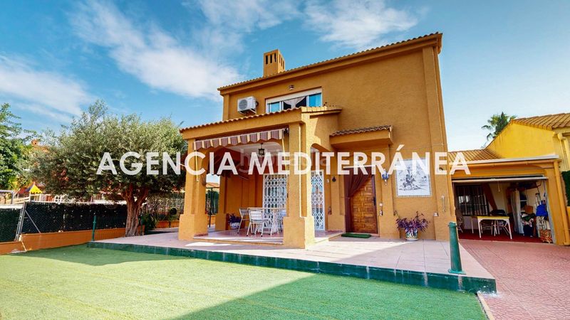 Foto 18a73839-034e-45ae-8460-24335680b4a5. Xalet amb calefacció aparcament piscina a San Antonio de Benagéber