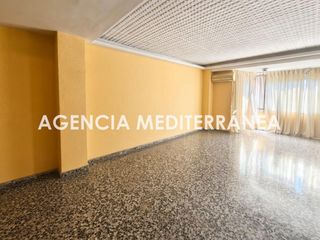 Piso en Russafa. Exclusiva y amplia vivienda para reformar en peris y valero
