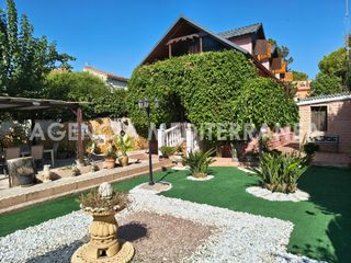 Affitto Chalet in La Cañada. Descubre este encantador y singular chalet, ubicado en la tranqu