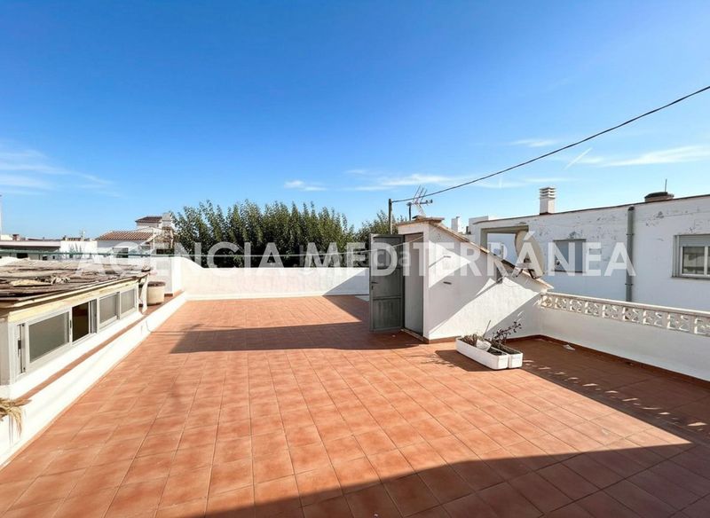 Foto 84b79777-b805-459d-9e9e-4d6c6d7dd1fe. Casa adossada a Oliva nova Oliva