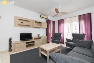 Miete Etagenwohnung in El Altet. Piso en alquiler  solo para funcionarios.