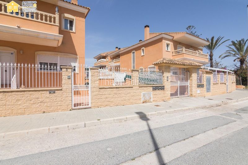 Foto b8a63bd8-e907-4e4f-ac8f-8ff3c5d7b6e9. Casa adossada amb aparcament piscina a Los Arenales del Sol Elche / Elx