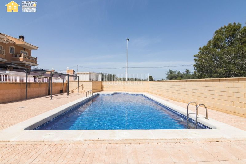 Foto cd302df5-f595-4d70-a36e-0f895e3ef2bf. Casa adossada amb aparcament piscina a Los Arenales del Sol Elche / Elx