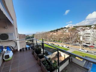 Pis a Canet de Mar. Precioso apartamento seminuevo con piscina comunitaria.