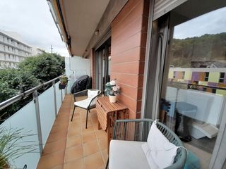 Pis a Centre. Piso seminuevo con parking incluido en el precio, vistas a mar y