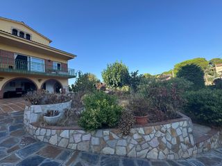Haus in Mas Mora-Sant Daniel. Fantastica casa a 4 vientos con terreno ajardinado de 650 m2.