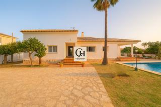 Chalet in El Montgó. Venta exclusiva villa mediterránea cerca del centro y playa de d