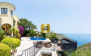 Chalet à Cumbre del Sol. Villa jazmin  vivienda exclusiva en primera linea del mar en ben