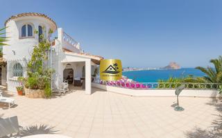 Xalet a Maryvilla. Villa ifach  propiedad exclusiva en primera linea del mar en cal