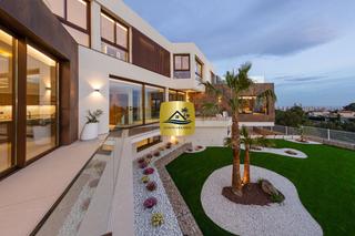 Xalet a Urbanizaciones. Villa zen  impresionante villa en venta en benidorm cerca de gol