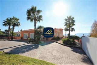 Chalet in Montgó - Ermita. Impresionante villa con parcela amplia y oportunidad de negocio
