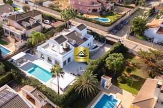 Xalet a La Pedrera-Vessanes. Villa minerva  lujo y confort en un entorno privilegiado de deni