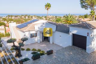 Xalet a El Montgó. Villa avellana  lujo moderno con vistas espectaculares al mar en