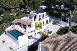 Chalet à El Portet-Pla del Mar. Villa ibicenca  elegancia mediterránea con vistas al mar en play