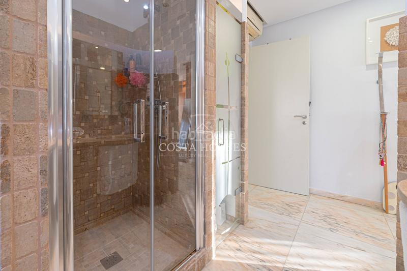 Foto 8f03570c-419b-44a7-b295-58d13f9e65f9. Casa exclusiva residencia con vistas al mar en el Puerto de jávea a 100 metros de la playa la grava en Xàbia