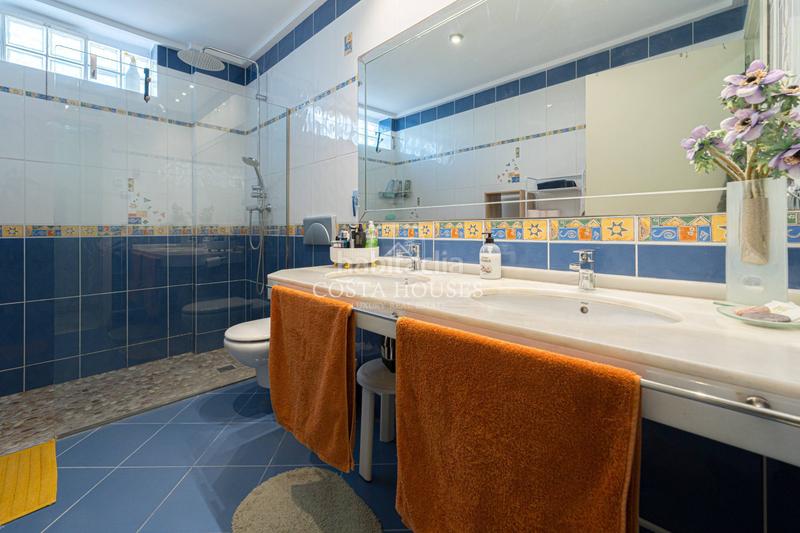 Foto ceb9bf5e-0ca2-4dfe-8f95-102209e615c5. Casa exclusiva residencia con vistas al mar en el Puerto de jávea a 100 metros de la playa la grava en Xàbia