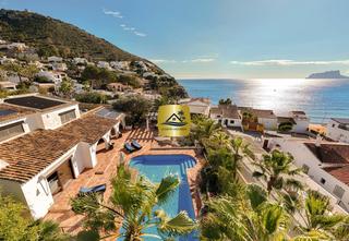 Chalet à El Portet-Pla del Mar. Villa ibiza style  un refugio mediterráneo a solo 90 metros de l