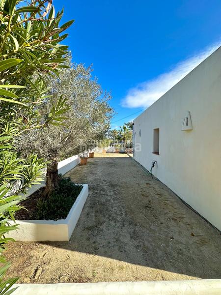 Foto ef2cabb7-0273-4e64-86ea-9d7ebf4bb967. Chalet con riscaldamento parcheggio piscina in La Granadella - Costa Nova Xàbia