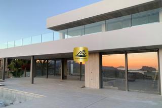 Chalet en Cumbre del Sol. Villa kalmia en costa blanca  panorámicas al mar y diseño de van
