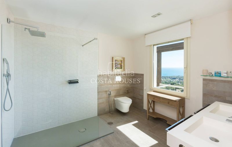 Foto f4523e1b-5b24-4fdf-8ed2-31e20ecae7dd. Xalet amb aparcament piscina a La Fustera Benissa