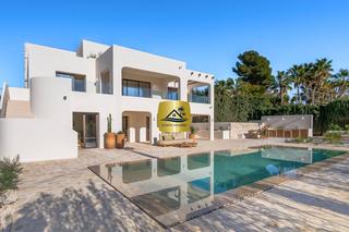 Chalet à Cala Advocat-Baladrar. Villa sabi  5 dormitorios orientacion sur con piscina privada en