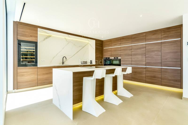 Foto 3a1b37d2-11ec-423c-8fde-d14dad3f0a09. Chalet villa althea arquitectura moderna con piscina infinita y vistas al mar en Altea