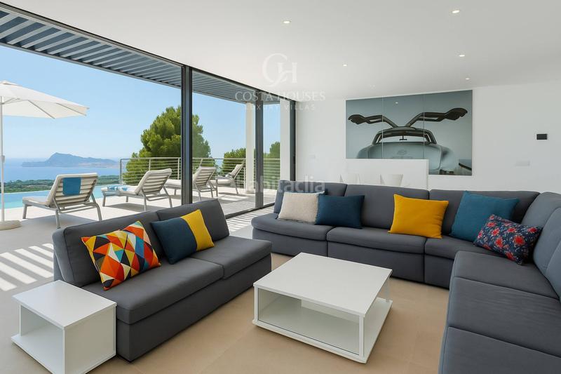 Foto 7b0ae5fb-590e-4a98-8a09-adc0f55bf9dc. Chalet villa althea arquitectura moderna con piscina infinita y vistas al mar en Altea