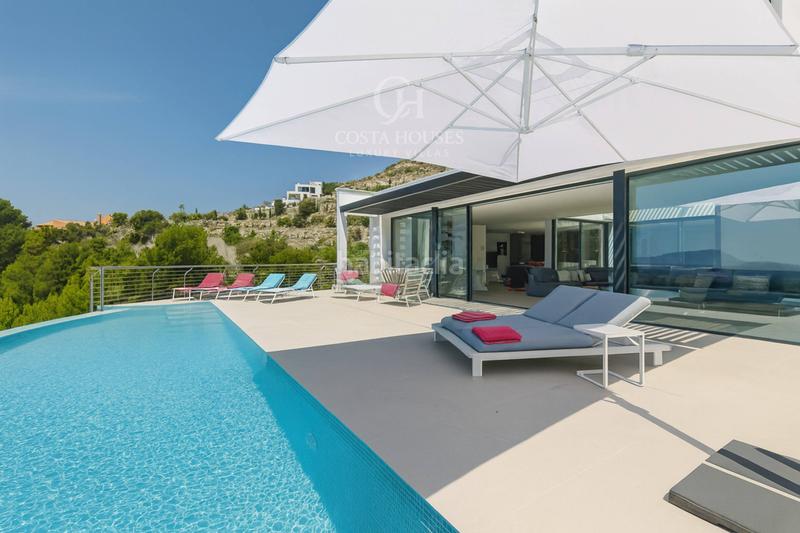 Foto e10b19e5-d5d2-410d-90c5-a76b948c2e3b. Chalet villa althea arquitectura moderna con piscina infinita y vistas al mar en Altea