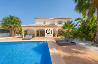 Xalet a Partida Comunes-Adsubia. Villa kasi  residencia mediterranea en venta entre el golf y el