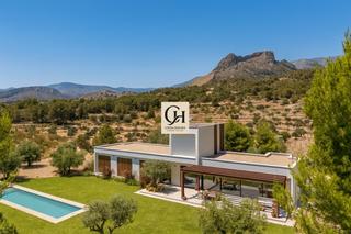 Xalet a Finestrat Pueblo. Finca mediterranea contemporanea entre olivos y pinares  finestr