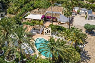 Chalet in Partida Comunes-Adsubia. Villa serena  jardín mediterráneo, privacidad y estilo de vida e