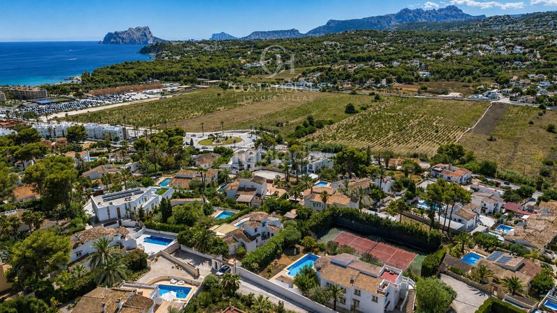 Foto 679fa8c2-2671-42f5-98b3-d1389e4be2d6. Xalet amb calefacció aparcament piscina a El Portet-Pla del Mar Moraira