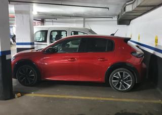 Aparcament cotxe  De mendel. Plaza amplia en sarri