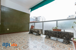 Pis  Corts catalanes. Piso en venta de 4 habitaciones a reformar en el corazn de barc