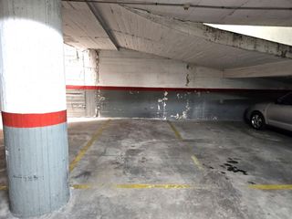 Aparcament cotxe a del Cardenal Vives i Tutó