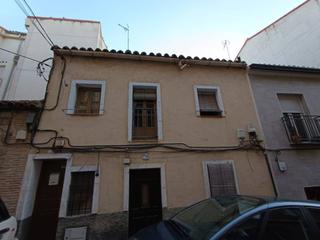 Casa  Covarrubias. Venta de casa adosada para derribar realizar nueva edificación