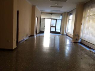 Lloguer Local Comercial a San eugenio 1. Local se puede convertir en dos pisos de 2 dormitorios