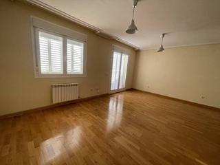 Location Maison jumelée à Rodrigo de la fuente 27. Chalet pareado en alquiler en valparaísola legua45005