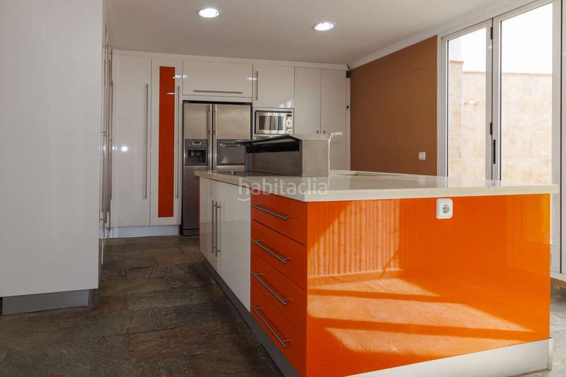 Foto 5fd81c76-f7ac-4f1c-9538-3158d74022c7. Casa amb aparcament a Catarroja