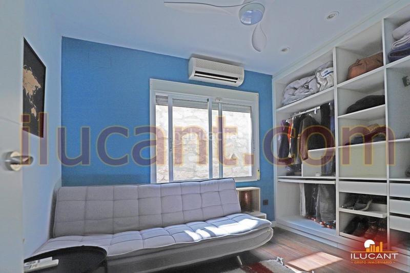 Foto 8f19d164-fdc3-4c53-9837-77d7fd97bb4c. Chalet espectacular chalet vistas al mar opcion de compra en Campello (el)