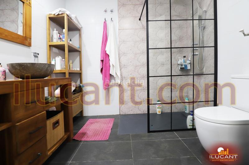 Foto d07d2f5d-ad07-485f-bac5-f11a6d08cd58. Chalet espectacular chalet vistas al mar opcion de compra en Campello (el)