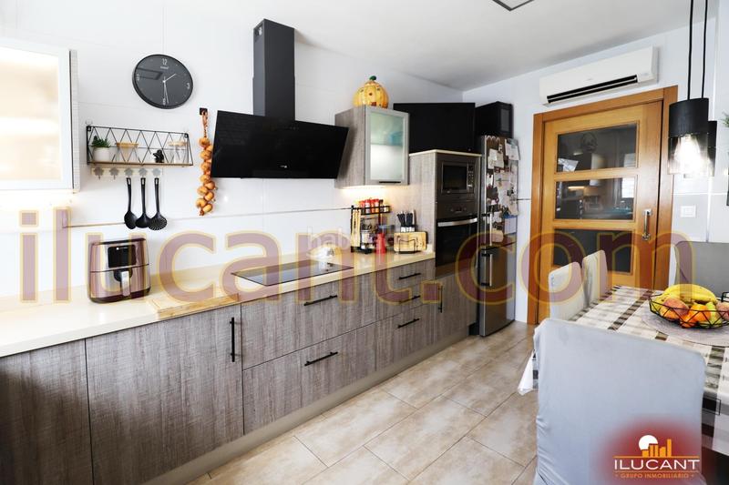 Foto f6345ada-8c02-43d4-b04e-8744a103c0a3. Casa Divina Pastora casa independiente 2 plantas reformada en Alicante