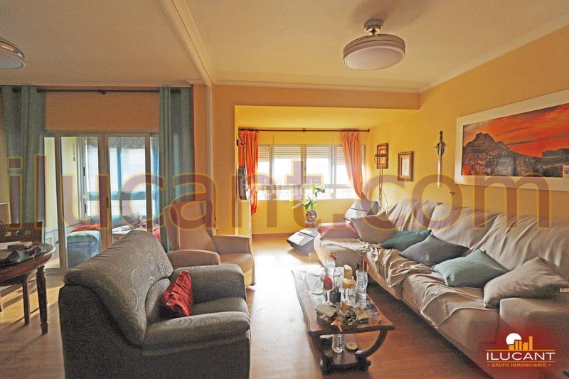 Foto 5d267579-967c-4dd9-a716-4c8c0b5f6c70. Piso emblematico representantes exteriorluminoso vistas al paisaje en Alicante