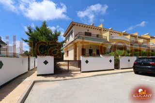 Casa a Centro de la Ciudad Quesada. Magnífico bungalow con piscina y terraza en ciudad quesada, roja