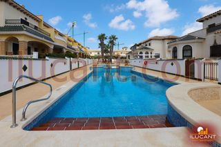 Casa a Centro de la Ciudad Quesada. Magnífico bungalow con piscina y terraza en ciudad quesada, roja