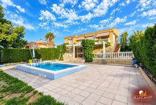 Xalet a Campello Pueblo. Chalet con piscina en campello de 230 m2bien comunicado