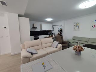 Casa  Calle mariano benlliure. Se vende casa reformada en castell�