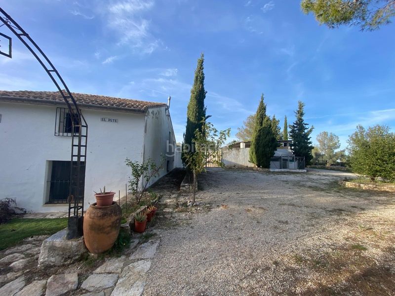 Foto b5900e50-a03c-4c8f-8be4-4100745f5a45. Masia amb aparcament a Enguera